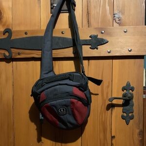 Tamrac cross body camara bag . Never used . Without tags .